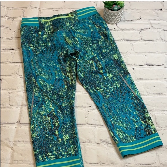 The North Face Neon Snakeskin Print Capri leggings - Picture 9 of 12